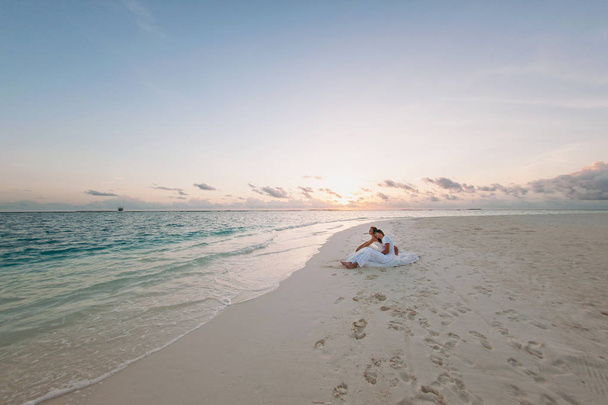 Wedding couple on the beach on the island - Foto, afbeelding