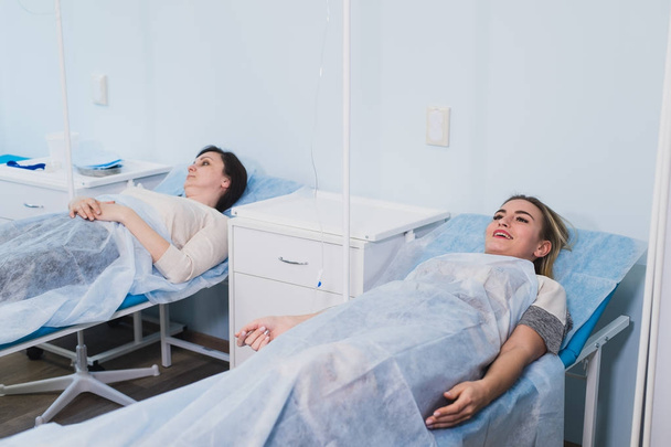 Bayan hasta, hastane koğuşunda tıbbi yatakta istirahat - Fotoğraf, Görsel