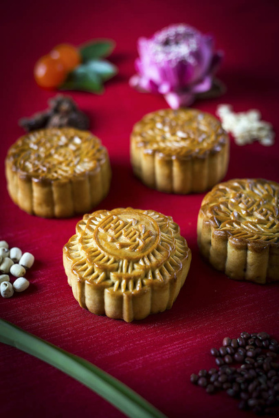伝統的な中国のお祝い月餅菓子デザート - 写真・画像