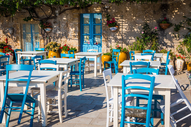 Tabellen in een traditioneel Italiaans Restaurant in Sicilië - Foto, afbeelding
