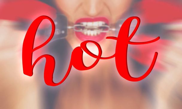 Sexy kobieta z czerwonymi ustami bite kajdanki banner, słowo gorąco - Zdjęcie, obraz