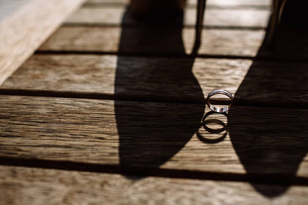 Обручальные кольца и высокие каблуки
 - Фото, изображение