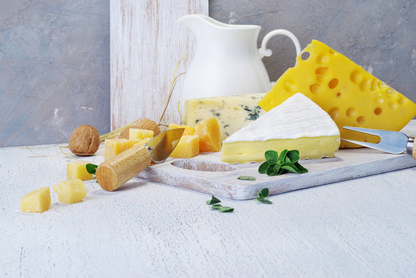 Peynir ve süt ışık eski tahtası. Rustik görünümü. - Fotoğraf, Görsel
