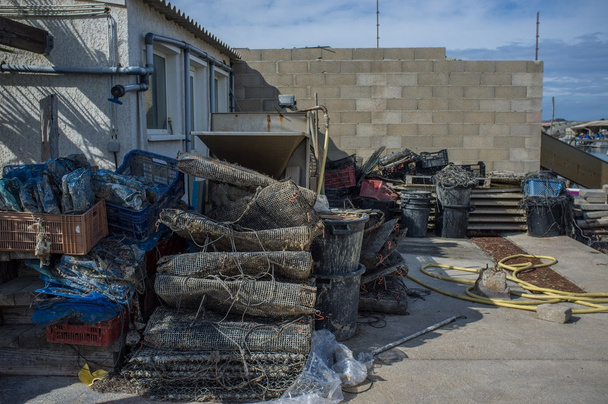 Riggings πίσω από τα στρείδια παράγκες στο port leucate, Γαλλία - Φωτογραφία, εικόνα
