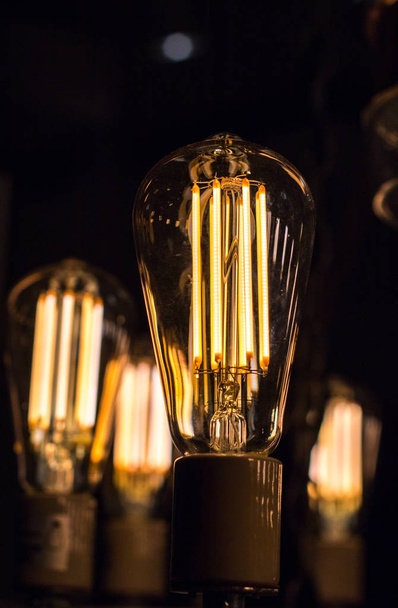 Koriste antiikki edison tyyli lamput ovat itse asiassa contamplorary LED-lamput tehty näyttämään vanhan koulukunnan. Luominen vanha tyyli näyttää ja säästää energiaa
 - Valokuva, kuva