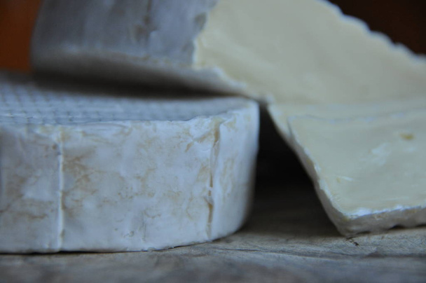 Τυρί σε φέτες στο Διοικητικό Συμβούλιο. Μαλακό και αφράτο. - Φωτογραφία, εικόνα