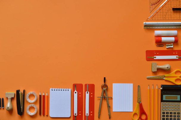 Büro- oder Schulbedarf auf orangefarbenem Karton - Foto, Bild