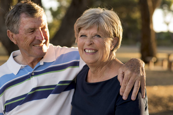 muotokuva American vanhempi kaunis ja onnellinen kypsä pari ar
 - Valokuva, kuva