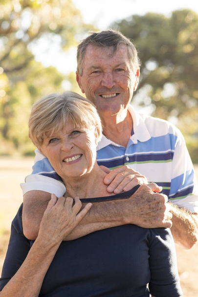 pystysuora muotokuva amerikkalaisen vanhempi kaunis ja onnellinen kypsä
  - Valokuva, kuva