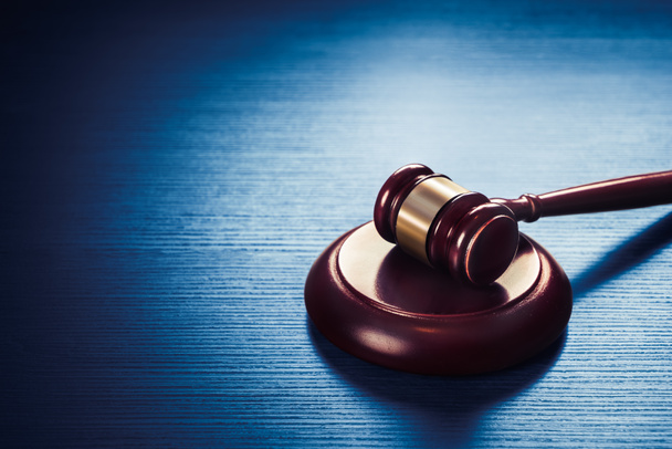 σφυρί δικαστή σε μπλε φόντο ξύλινη - Φωτογραφία, εικόνα
