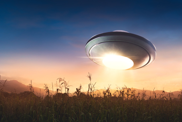 UFO kaçırma kirişli gökyüzünde uçan - Fotoğraf, Görsel
