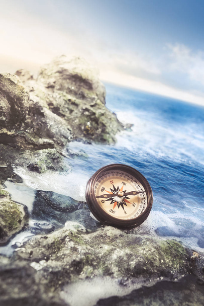 вінтажний компас на березі моря
 - Фото, зображення