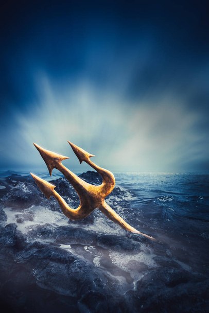 Imagen en alto contraste del tridente de Poseidons en el mar
 - Foto, imagen