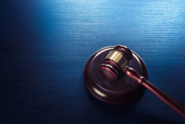 Yargıç tokmak mavi ahşap arka plan üzerinde - Fotoğraf, Görsel