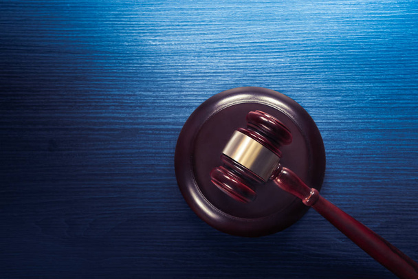 σφυρί δικαστή σε μπλε φόντο ξύλινη - Φωτογραφία, εικόνα