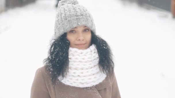 retrato de hermosa mujer joven en sombrero en invierno día nevado al aire libre
 - Imágenes, Vídeo