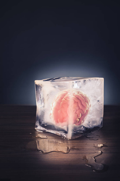 concepto de congelación cerebral con iluminación dramática
 - Foto, Imagen