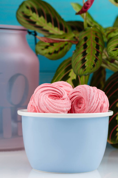 Homemade pink zephyr or marshmallow on blue bowl - 写真・画像