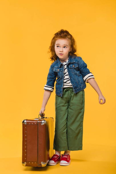 Stilvolles Kind mit Koffer isoliert auf gelb - Foto, Bild