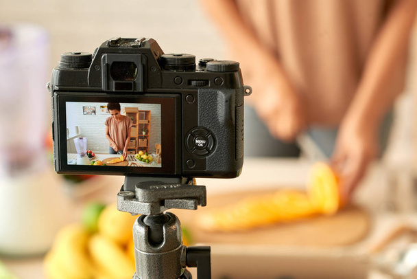 Μαγείρεμα blogger στην οθόνη ψηφιακή φωτογραφική μηχανή - Φωτογραφία, εικόνα