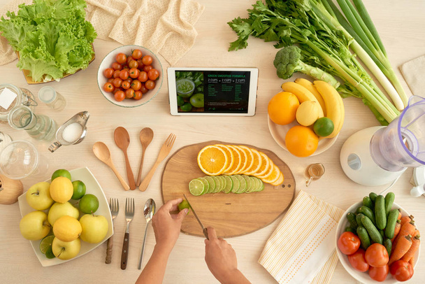 Frau folgt Smoothie-Formel auf digitalem Tablet beim Kochen - Foto, Bild