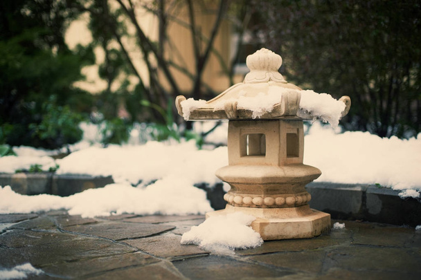 japanese stone lantern at the winter garden - Foto, imagen