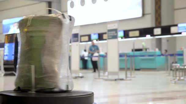 Verpackung des Gepäckstücks im Flughafenterminal aus Sicherheitsgründen und zum Schutz vor Beschädigung. - Filmmaterial, Video