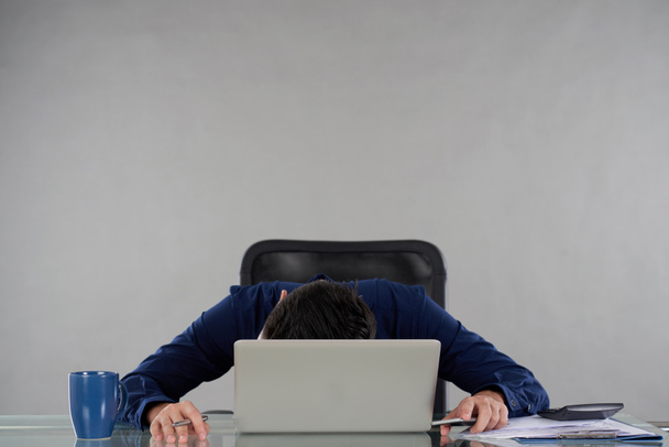 Hombre de negocios cansado durmiendo en su portátil abierto
 - Foto, Imagen