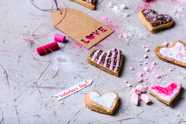 close-up view of sweet romantic heart shaped valentines cookies on grey surface - Foto, Bild