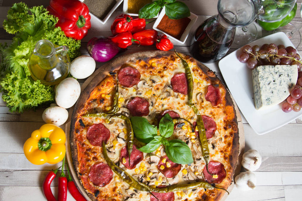Klasik pizza formu İtalya hazırlamak için gerekli malzemeler - Fotoğraf, Görsel
