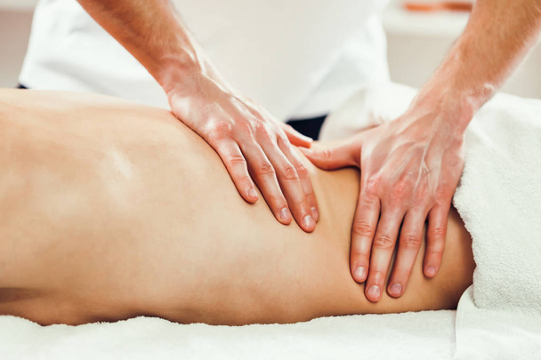 Молодий чоловік проводить масаж на курортному лікуванні
.  - Фото, зображення