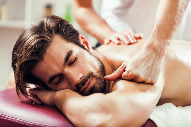 Jeune homme se fait masser sur un traitement spa
.  - Photo, image