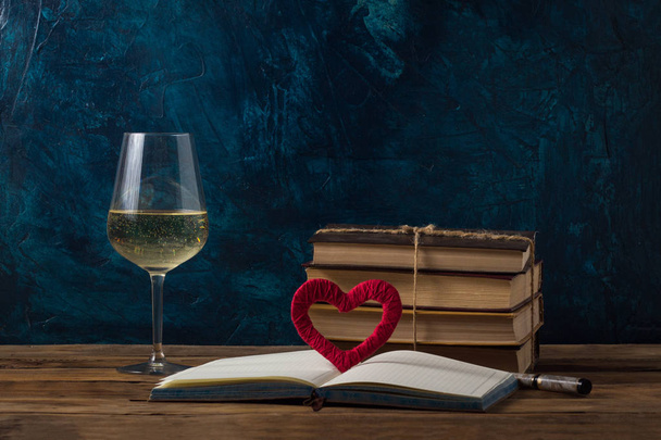 Açık kitap, kalem, bardak şarap, kırmızı kalp bir ahşap el yapımı  - Fotoğraf, Görsel