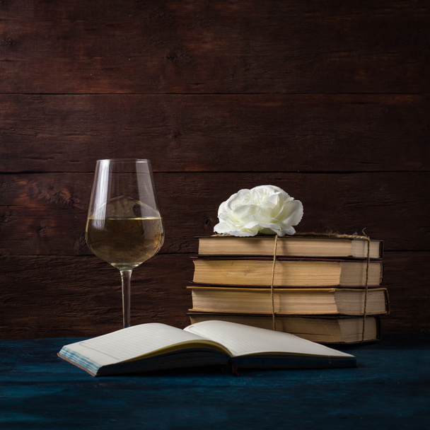 Books Are Knitted by the Jigut Rope, Rosebud, Glass with Wine an - Foto, Bild