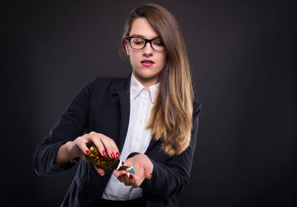 Młoda kobieta przedsiębiorcy, biorąc pigułki wiele - Zdjęcie, obraz