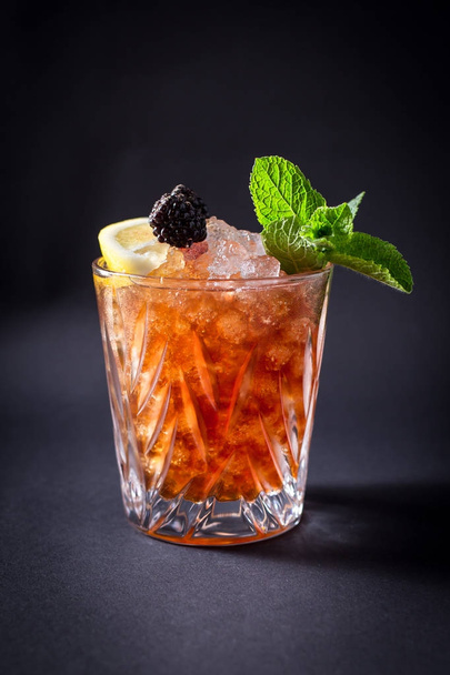 frischer Coctail-Drink auf schwarzem Hintergrund - Foto, Bild