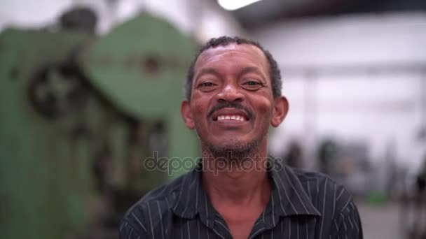 portret uśmiechający się pracownika - Materiał filmowy, wideo