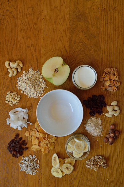 wybór płatków śniadaniowych, owoców i orzechów na śniadanie  - Zdjęcie, obraz