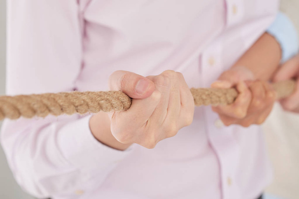 Nahaufnahme des Seils in Menschenhänden, selektiver Fokus - Foto, Bild