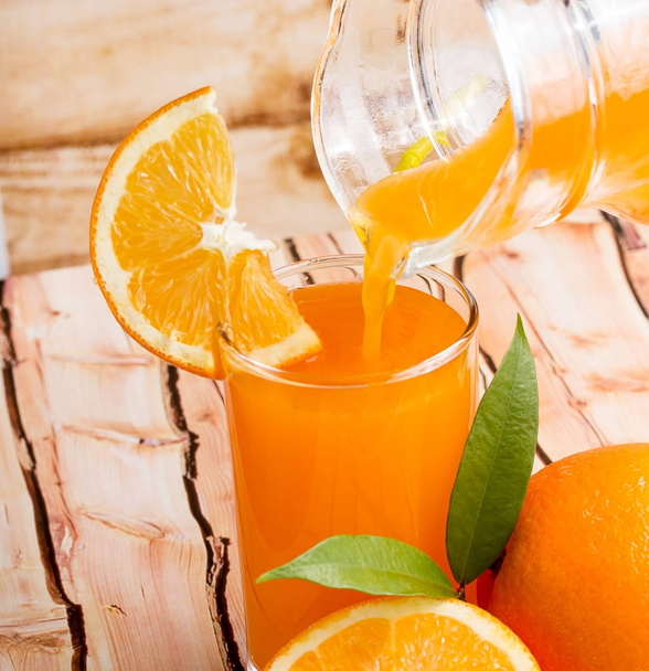 Пити апельсиновий сік представляє Цитрусові фрукти та напої  - Фото, зображення