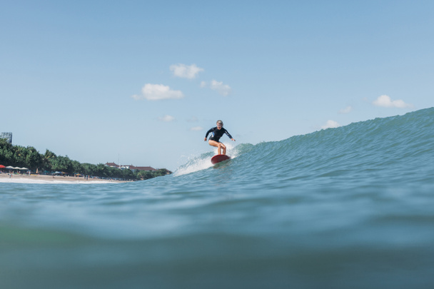 vlna na koni ženské surfař na surfovací prkno v oceánu - Fotografie, Obrázek