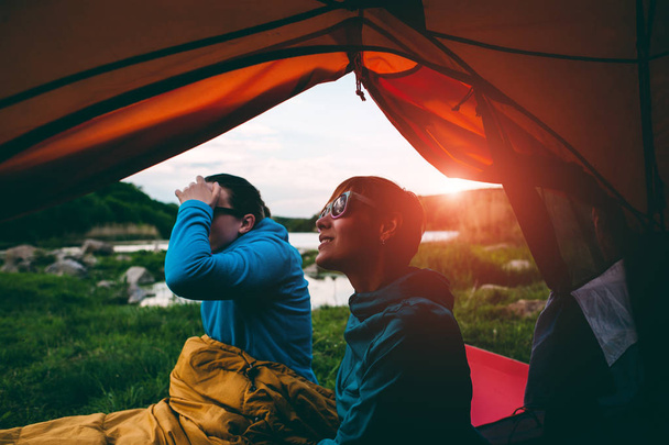 due ragazze si divertono vicino alla tenda campeggio
 - Foto, immagini