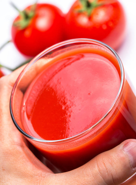 Χυμός λαχανικών ντομάτες δηλώνει δροσιστικά αναψυκτικά και ποτά  - Φωτογραφία, εικόνα