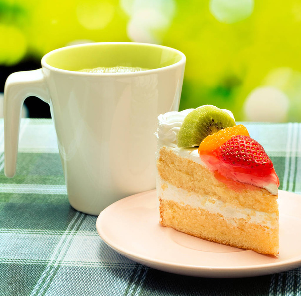 Pastel con café representa pedazo de restaurante y pasteles
  - Foto, imagen