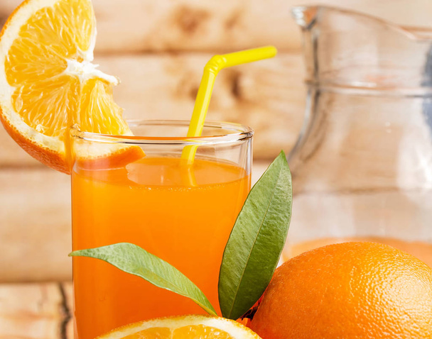 Zumo de naranja exprimido representa frutas cítricas y bebidas
  - Foto, imagen