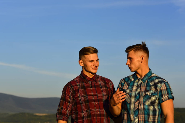 Twin brothers man smile, relations. - Foto, Bild