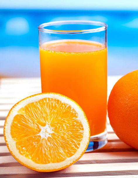 Φρέσκος χυμός πορτοκάλι αναπαριστά εσπεριδοειδών φρούτων και ποτών  - Φωτογραφία, εικόνα