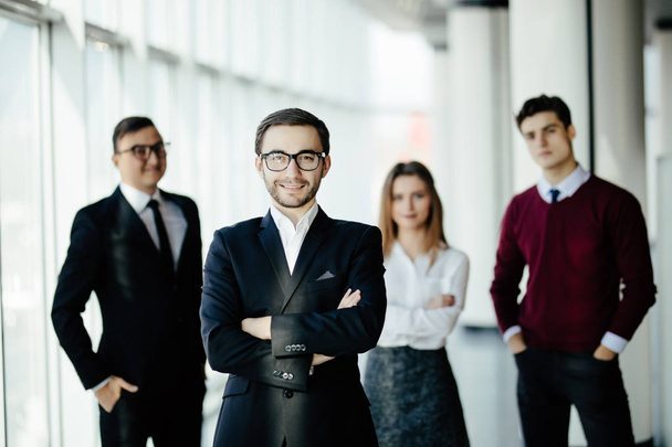 Портрет бізнесмена стоїть перед бізнес команда в офісі зал - Фото, зображення