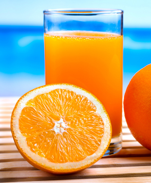 Jugo de naranja exprimido muestra sed tropical y naranjas
  - Foto, imagen