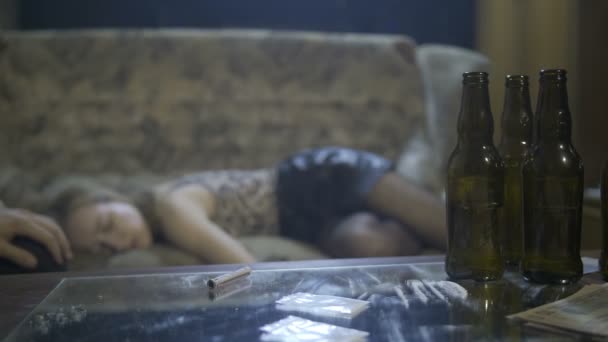 junge Frau zu Hause auf dem Sofa überdosiert - Filmmaterial, Video